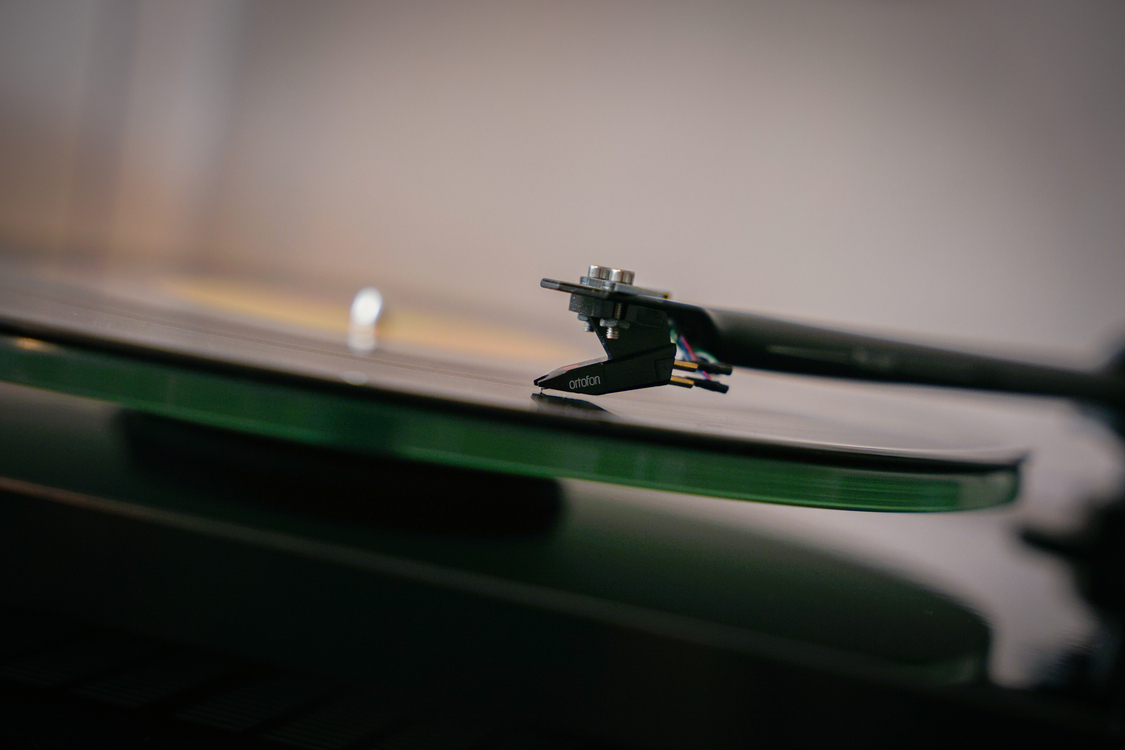 Sbírka vinylových desek v regálu